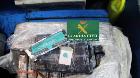 Recuperados ya unos 90 kilos de cocaína flotando en la costa asturiana