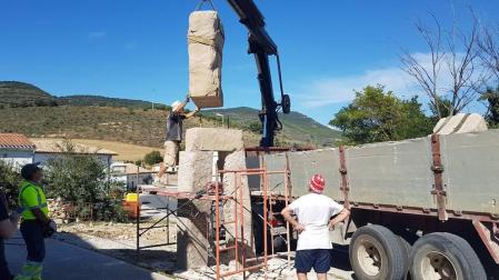 Una estatua en piedra de cinco metros de altura recibe desde este domingo al visitante y contempla a sus vecinos. Obra del artista Félix Zaratiegui para el programa Landarte, es parte además del proyecto Paseo Megalítico alrededor del pueblo