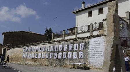 Una estatua en piedra de cinco metros de altura recibe desde este domingo al visitante y contempla a sus vecinos. Obra del artista Félix Zaratiegui para el programa Landarte, es parte además del proyecto Paseo Megalítico alrededor del pueblo