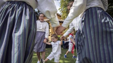 La localidad celebró el día grande de sus fiestas este domingo. Una jornada en la que la procesión al santo y la misa solemne estuvieron en el centro. Después de la eucaristía, tuvo lugar el almuerzo popular y un espectáculo de dantzas