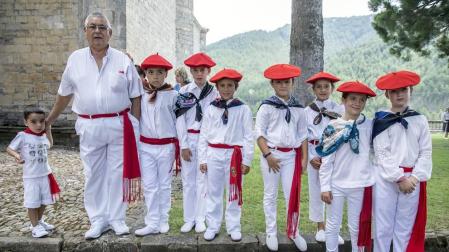 La localidad celebró el día grande de sus fiestas este domingo. Una jornada en la que la procesión al santo y la misa solemne estuvieron en el centro. Después de la eucaristía, tuvo lugar el almuerzo popular y un espectáculo de dantzas