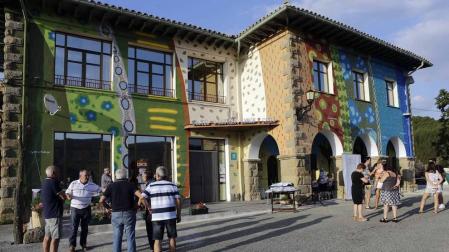 Médico, investigador y premio Nobel, Santiago Ramón y Cajal fue también un artista, con unos dibujos de células neuronales muy fieles a la realidad. Los vecinos de su pueblo y el grafitero Jabier Landa le han homenajeado pintando el hostal