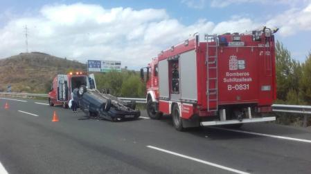 Trasladada una mujer a Logroño tras salirse de la vía y volcar en Viana