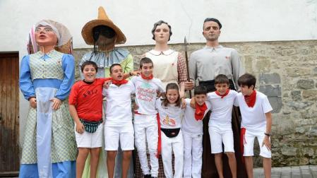 Los niños tomaron las riendas en el tercer día de las fiestas agoizkas. Los 38 pequeños nacidos el año pasado, la corporación infantil encabezada por Ilazki Elizari, la comparsa y el coro txikis... fueron los protagonistas de la jornada.