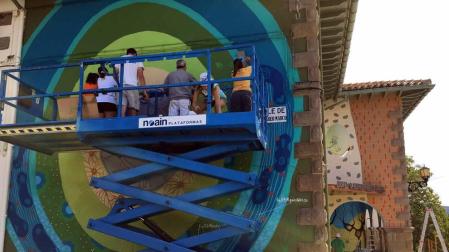 Médico, investigador y premio Nobel, Santiago Ramón y Cajal fue también un artista, con unos dibujos de células neuronales muy fieles a la realidad. Los vecinos de su pueblo y el grafitero Jabier Landa le han homenajeado pintando el hostal