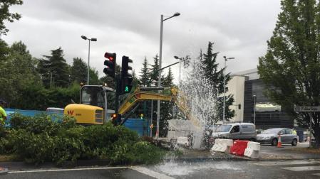 Rotura de una tubería frente al Colegio Larraona, en la avenida Pío XII