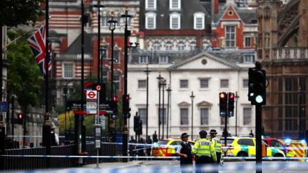 Varios heridos tras el choque de un automóvil ante el Parlamento británico