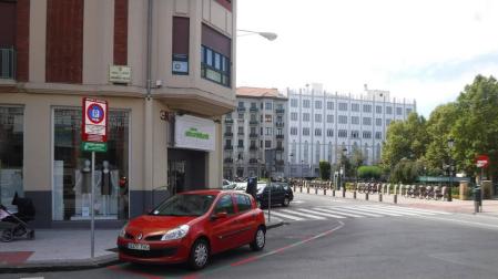 Finalizan los trabajos de señalización de las nuevas plazas rojas en el Ensanche