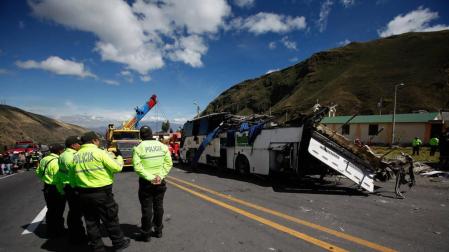 Al menos 24 muertos por el choque entre un autobús y un camión a las afueras de Quito