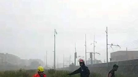 Un tramo del viaducto en la ciudad italiana de Génova se ha derrumbado este martes y las autoridades buscan damnificados entre los vehículos caídos al vacío y bajo los escombros.