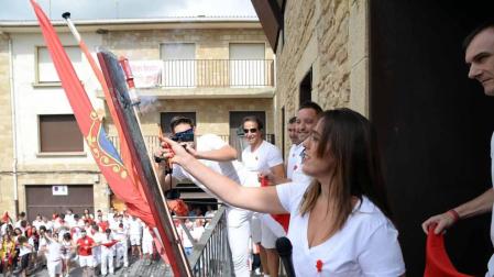Cientos de personas aguardaron con emoción el momento del chupinazo en la plaza del Ayuntamiento