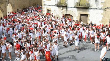 Cientos de personas aguardaron con emoción el momento del chupinazo en la plaza del Ayuntamiento