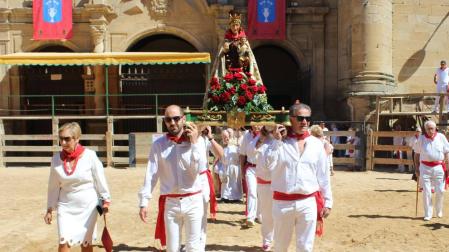 La virgen Blanca pasea vestida de gala en Lerín