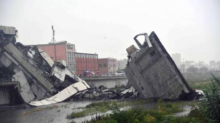 Un tramo del viaducto en la ciudad italiana de Génova se ha derrumbado este martes y las autoridades buscan damnificados entre los vehículos caídos al vacío y bajo los escombros.