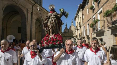 Los Arcos ha vivido la segunda jornada de sus fiestas patronales. En el Día de la Virgen, los vecinos han participado en la procesión. A continuación ha tenido lugar la misa en honor a los patronos Santa María y San Roque.