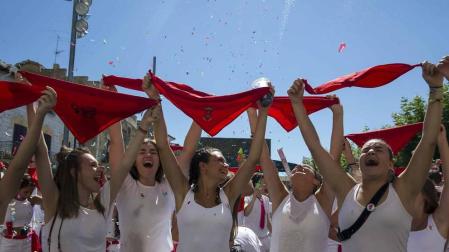 Imágenes de los vecinos de Aibar y visitantes durante las fiestas de Aibar con el lanzamiento del cohete y su ambiente en la plaza del Ayuntamiento