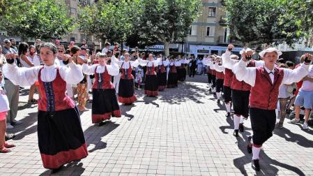 Burlada ha disfrutado de su segundo día de fiestas. La Comparsa de Gigantes y Cabezudos, acompañada de Larratz Dantzari Taldea y de la Banda de Música, ha recorrido la calle Lavanderas hasta la plaza de la Iglesia. Además, en esta jornada tampoco han faltado los juegos infantiles.