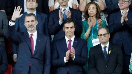 Torra no recibe al Rey pero luego le entrega libro de fotos del 1-O