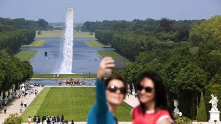 Un 83% de los españoles considera "imprescindible" el móvil en sus vacaciones