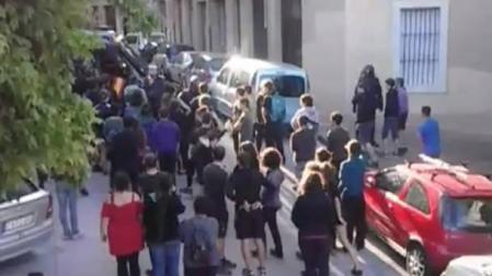 Varios jóvenes gritan consignas en contra del desalojo de Maravills