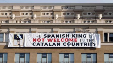 Cuelgan una pancarta contra el Rey en la plaza de Cataluña