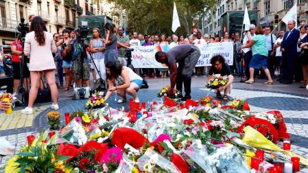 Centenares de personas homenajean a las víctimas del 17A en la plaza Cataluña