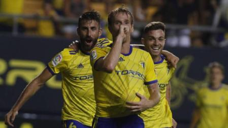 El Cádiz vence al Almería y Álex marca el primer gol de LaLiga 1/2/3