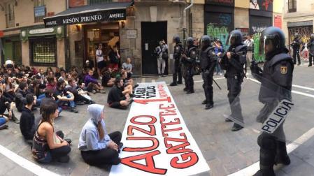 El movimiento okupa desalojado este viernes del Palacio de Marqués de Rozalejo en Pamplona ha celebrado una asamblea en la plaza del Castillo a la que han acudido varios cientos de personas y tras la que ha comenzado una 'kalejira' que ha sido frenada en diferentes puntos por la Policía Nacional