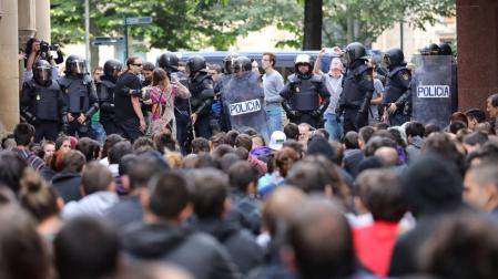 El movimiento okupa desalojado este viernes del Palacio de Marqués de Rozalejo en Pamplona ha celebrado una asamblea en la plaza del Castillo a la que han acudido varios cientos de personas y tras la que ha comenzado una 'kalejira' que ha sido frenada en diferentes puntos por la Policía Nacional
