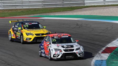 Azcona, noveno en Assen, cede el liderato del TCR