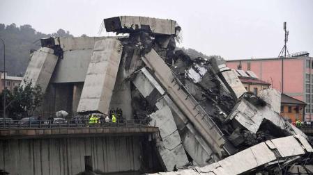 Un tramo del viaducto en la ciudad italiana de Génova se ha derrumbado este martes y las autoridades buscan damnificados entre los vehículos caídos al vacío y bajo los escombros.