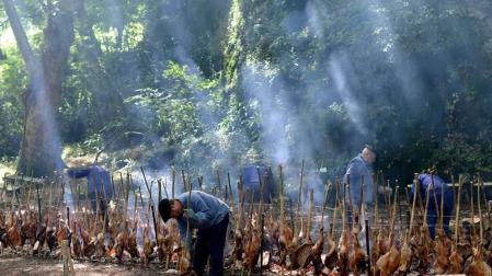 Imágenes del tradicional zikiro jate en Zugarramurdi, banquete que reunió a más de 800 comensales