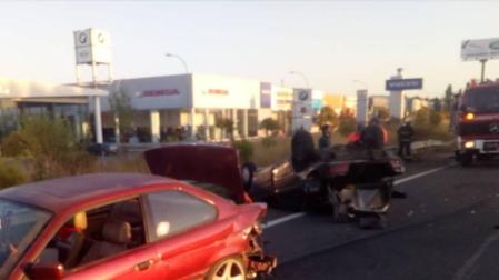 Vuelca un vehículo en Pamplona en un accidente con otro coche implicado