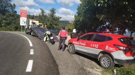 Herido leve un motorista al salirse de la vía en Larraona