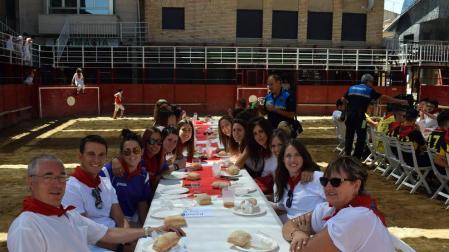 Comida popular y juegos en la plaza en Murchante