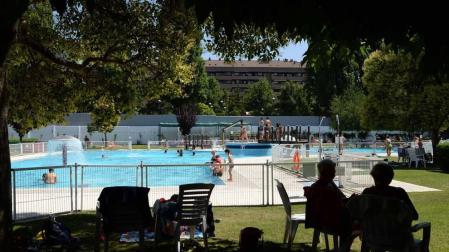 Las personas con trabajo a pie de calle son las que más sufren las altas temperaturas. En Pamplona, finalmente no se cumplieron los pronósticos y los termómetros no pasaron de los 35 grados