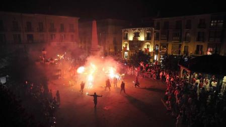 Tafalla finaliza sus fiestas con en último encierro de toros, la despedida de los gigantes, cantos por las calles y un correfoc focarrada