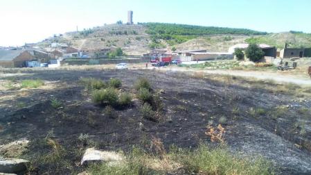 Efectivos de bomberos sofocan un incendio en Santacara
