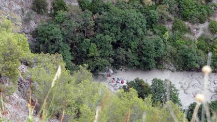 Once excursionistas muertos y cinco desaparecidos al desbordarse un río en Italia
