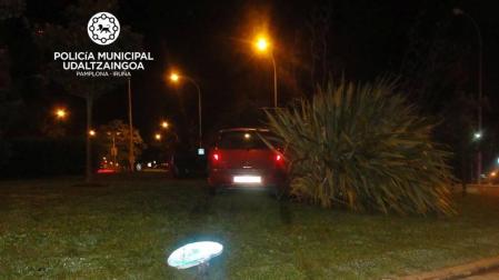 Se accidenta en una rotonda tras arrancar una señal y da positivo en alcohol