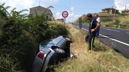 Un adulto y dos menores heridos en un accidente de tráfico en Oteiza