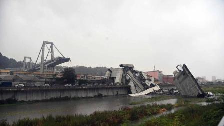 Un tramo del viaducto en la ciudad italiana de Génova se ha derrumbado este martes y las autoridades buscan damnificados entre los vehículos caídos al vacío y bajo los escombros.
