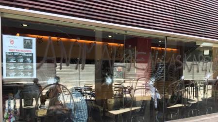 La sede del Club Taurino de Pamplona ha aparecido este jueves por la mañana con varios cristales rotos y pintadas en el exterior del local