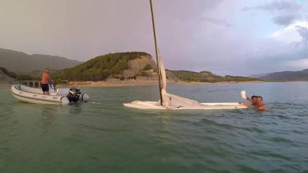 Naufragio de un velero en el embalse de Yesa debido a una tormenta