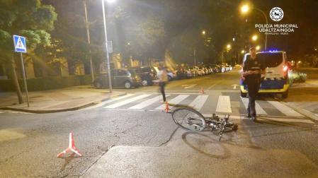 Un ciclista herido al chocar contra un vehículo mientras cruzaba el paso de peatones