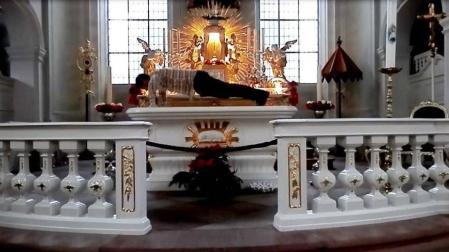 Multa de 600 euros para un artista alemán que hizo flexiones en un altar