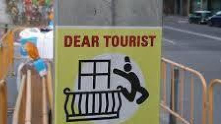 Humor macabro con 'balconing' en Barcelona
