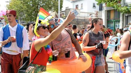 Los jóvenes de Noáin han desfilado con sus disfraces por la calle Real y la plaza de los Fueros de fiestas de Noáin 2018, 23 de agosto.