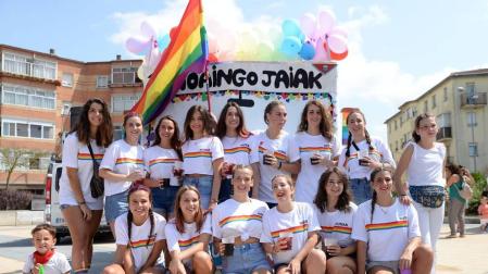 Los jóvenes de Noáin han desfilado con sus disfraces por la calle Real y la plaza de los Fueros de fiestas de Noáin 2018, 23 de agosto.