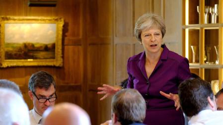 May logra que sus ministros apoyen su plan de "brexit" tras una tensa negociación
